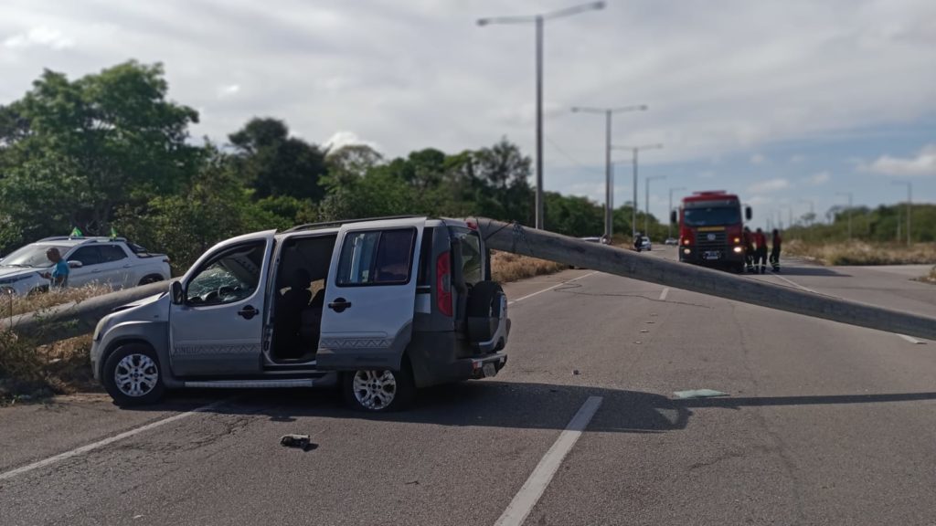 Motorista perde controle do veículo e bate em poste na Zona Sul de Natal - Ponta  Negra News