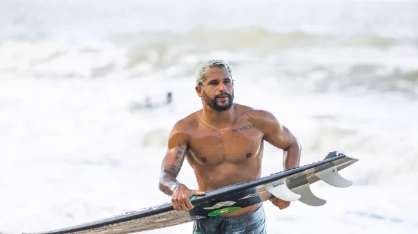 Surfe: Italo Ferreira e ator de Thor surfam juntos em piscina de ondas